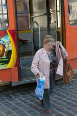 Lemberg  Ukraine  aeltere Dame steigt aus der Strassenbahn