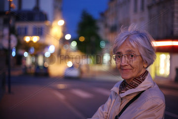 Verdun  Frankreich  Portrait einer deutschen Pensionistin in der blauen Stunde 00A080519D148CARO.JPG in der blauen Stunde