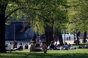 Berlin  Deutschland  Picknicken im Monbijoupark