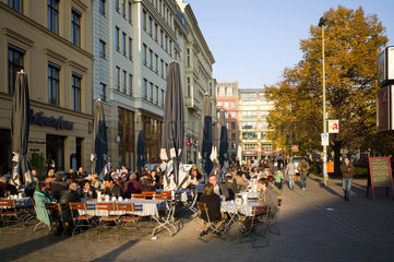 Berlin  Deutschland  Menschen in einem Strassencafe am Hackeschen Markt