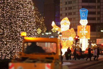 Berlin  Deutschland  Weihnachtsdekoration auf dem verschneiten Tauentzien