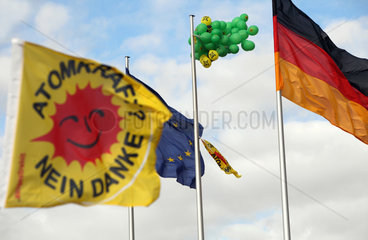 Berlin  Deutschland  Fahnen waehrend der Anti-Atomkraft-Demo