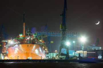 Hamburg  Deutschland  Schiff bei der Blohm und Voss Werft im Hamburger Hafen
