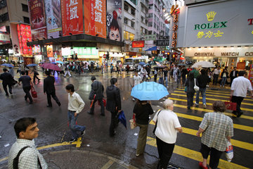 Hong Kong  China  Menschen bei Regenwetter auf der Strasse