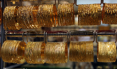 Dubai  Vereinigte Arabische Emirate  goldene Armreifen in einem Schaufenster