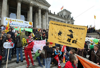 Berlin  Deutschland  Demonstranten auf der Anti-Atomkraft-Demo vor dem Reichstag