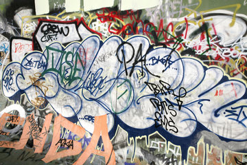 Berlin  Deutschland  Eine mit Graffiti bemalte Wand