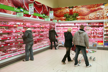Liberec  Tschechische Republik  Fleischtheke in einem Supermarkt