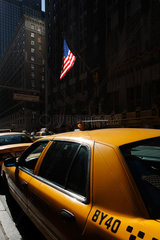 New York City  USA  Yellow Cab und amerikanische Nationalfahne