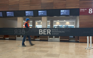 Schoenefeld  Deutschland  Absperrband mit dem Flughafenkuerzel BER vor Check In Schaltern am Flughafen Berlin Brandenburg
