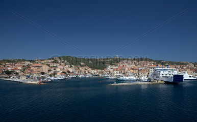 La Maddalena  Italien  Stadtansicht mit dem Zentrum und dem Jachthafen