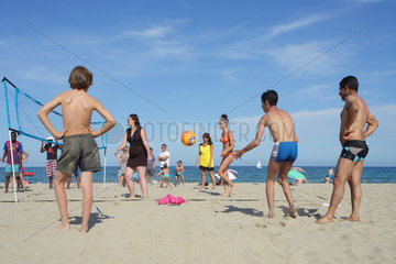 Le Barcares  Frankreich  Frauen spielen Beachvolleyball  Maenner schauen zu am Strand