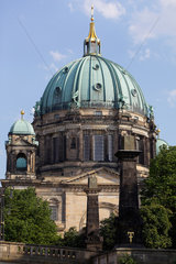 Berlin  Deutschland  Berliner Dom und Friedrichbruecke