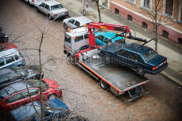 Berlin  Deutschland  Auto wird abgeschleppt