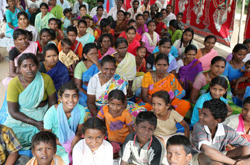 Mallikarjun Nagar  Indien  Kinder und Frauen sitzen waehrend einer Veranstaltung zusammen