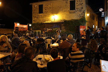 Torre Alfina  Italien  Menschen beim Torre Alfina Blues Festival