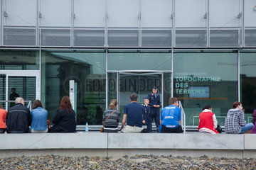 Berlin  Deutschland  Besucher vor dem Dokumentationszentrum der Freiluft-Ausstellung Topographie des Terrors