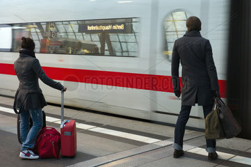 Berlin  Deutschland  einfahrender ICE an einem Bahnsteig des Berliner Hauptbahnhofs