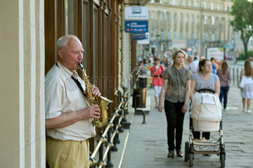 Lemberg  Polen  Saxophon-Spieler am Mickiewicz Platz im Stadtzentrum