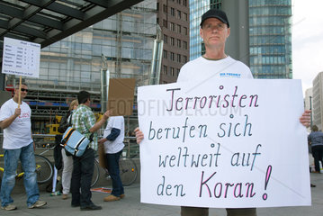 Berlin  Deutschland  Demonstrant mit Schild: Terroristen berufen sich weltweit auf den Koran