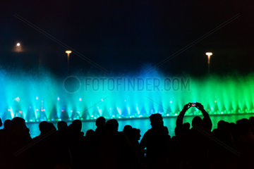Breslau  Polen  Menschenmenge betrachtet eine Lichtershow am Breslauer Brunnen