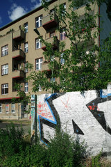 Berlin  Deutschland  Altbau und Reste der ehemaligen Berliner Mauer
