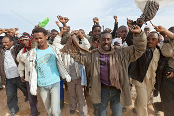 Ben Gardane  Tunesien  aufgebrachte Sudanesen im Fluechtlingslager Shousha