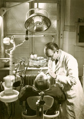 Zahnarzt bei der Behandlung  um 1955