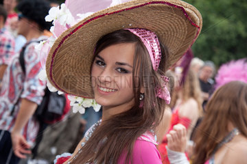 Berlin  Deutschland  eine Frau mit Hut auf dem Karneval der Kulturen