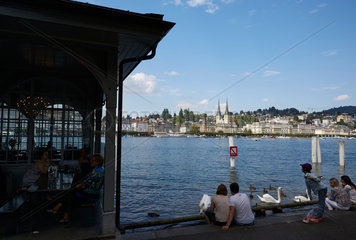 Luzern  Schweiz  Menschen am Ufer des Vierwaldstaettersees