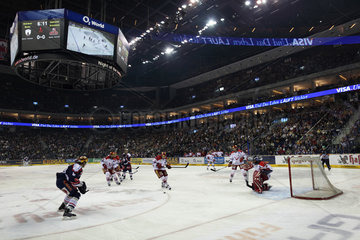 Berlin  Deutschland  Eishockeyspiel in der O2-World Arena