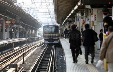 Yokohama  Japan  Zug faehrt aus dem Bahnhof aus