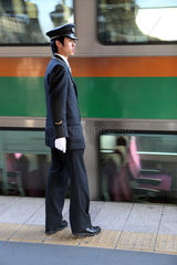 Kamakura  Japan  Zugabfertiger auf dem Bahnsteig