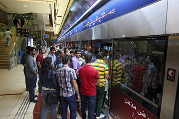 Dubai  Vereinigte Arabische Emirate  Menschen steigen in eine U-Bahn ein