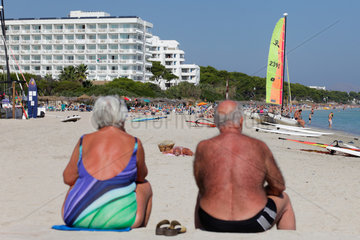 Can Picafort  Spanien  Aelteres Paar sitzt am Strand von Can Picafort auf Mallorca