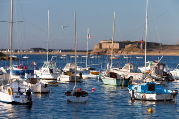 Portivy  Frankreich  Boote in einem kleinen Hafen von Saint-Pierre-Quiberon