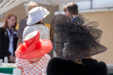 Iffezheim  Deutschland  elegant gekleidete Frauen beim Pferderennen