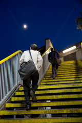 London  Grossbritannien  Fahrgaeste verlassen den Bahnhof Clapton ueber eine Treppe