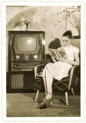 Frau beim Lesen  Fernseher  DDR  1958