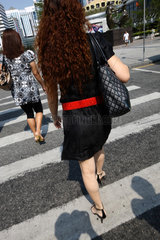 Shenzhen  China  Frauen ueberqueren einen Zebrastreifen