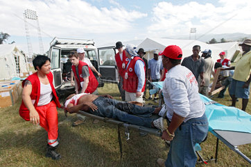Carrefour  Haiti  ein Verletzter wird zur Ambulanz gebracht