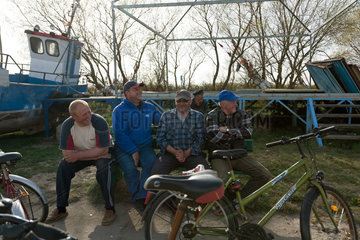Kussfeld  Polen  kaschubische Fischer bei einem Plausch am Hafen
