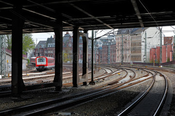 Hamburg  Deutschland  Hamburger S-Bahn bei der Einfahrt in den Hamburger Hauptbahnhof