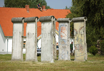 Sosnowka  Polen  aufgestellte Stuecke der Berliner Mauer