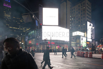 New York City  USA  Strassenimbiss  Leuchtwerbung und Passanten in der West 34th Street in Manhattan
