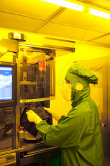 Duisburg  Deutschland  eine Mikrotechnologin arbeitet im Reinraum am Fraunhofer-Institut