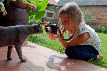 Cigoc  Kroatien  junges Maedchen fotografiert eine Katze