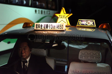 Tokio  Japan  Taxifahrer wartet auf Kundschaft