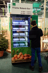 Berlin  Deutschland  Junge kauft sich Eier aus einem Automaten