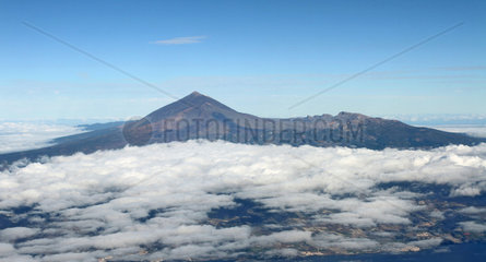Santiago del Teide  Spanien  Blick auf den Vulkan Pico del Teide aus der Luft